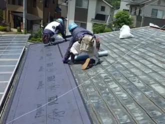 既存屋根材の上へ防水紙の敷設